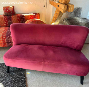 Sofa und Sessel. Verschenke Sofa und Sessel . Das Sofa müsste etwas aufgearbeitet werden, da sich Federn im Sitzbereich  durchdrücken. Mir fehlt leider das handwerkliche Geschick das zu korrigieren.