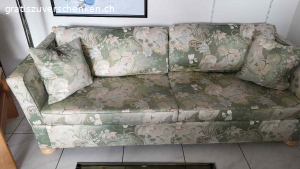 Sofa und Tischchen. Bequemes Sofa, 2m lang und 70 cm tief, mit Kissen, waschbar
quadratischer Glastisch, 65 x 65cm