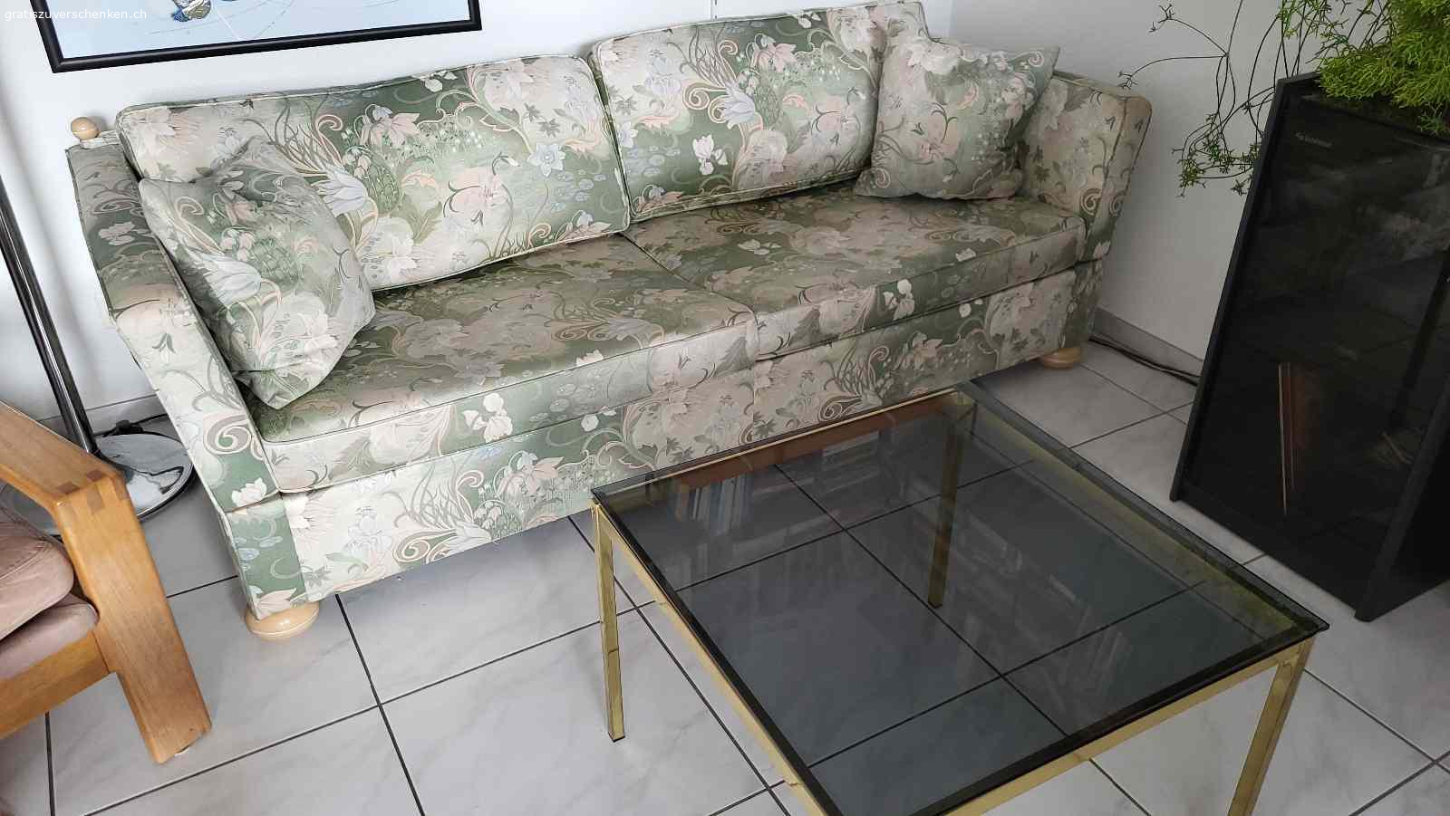 Sofa und Tischchen. Bequemes Sofa, 2m lang und 70 cm tief, mit Kissen, waschbar
quadratischer Glastisch, 65 x 65cm