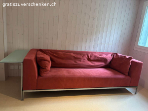 Sofa zu verschenken. Infolge Haushaltauflösung: 
Sofa zu verschenken; Alcantara
Länge 230cm, Beistelltisch (Mattglas) zusätzlich 30cm
Tiefe total 90cm
Höhe 74cm, Sitzhöhe 45cm

Muss abgeholt werden bis Ende April