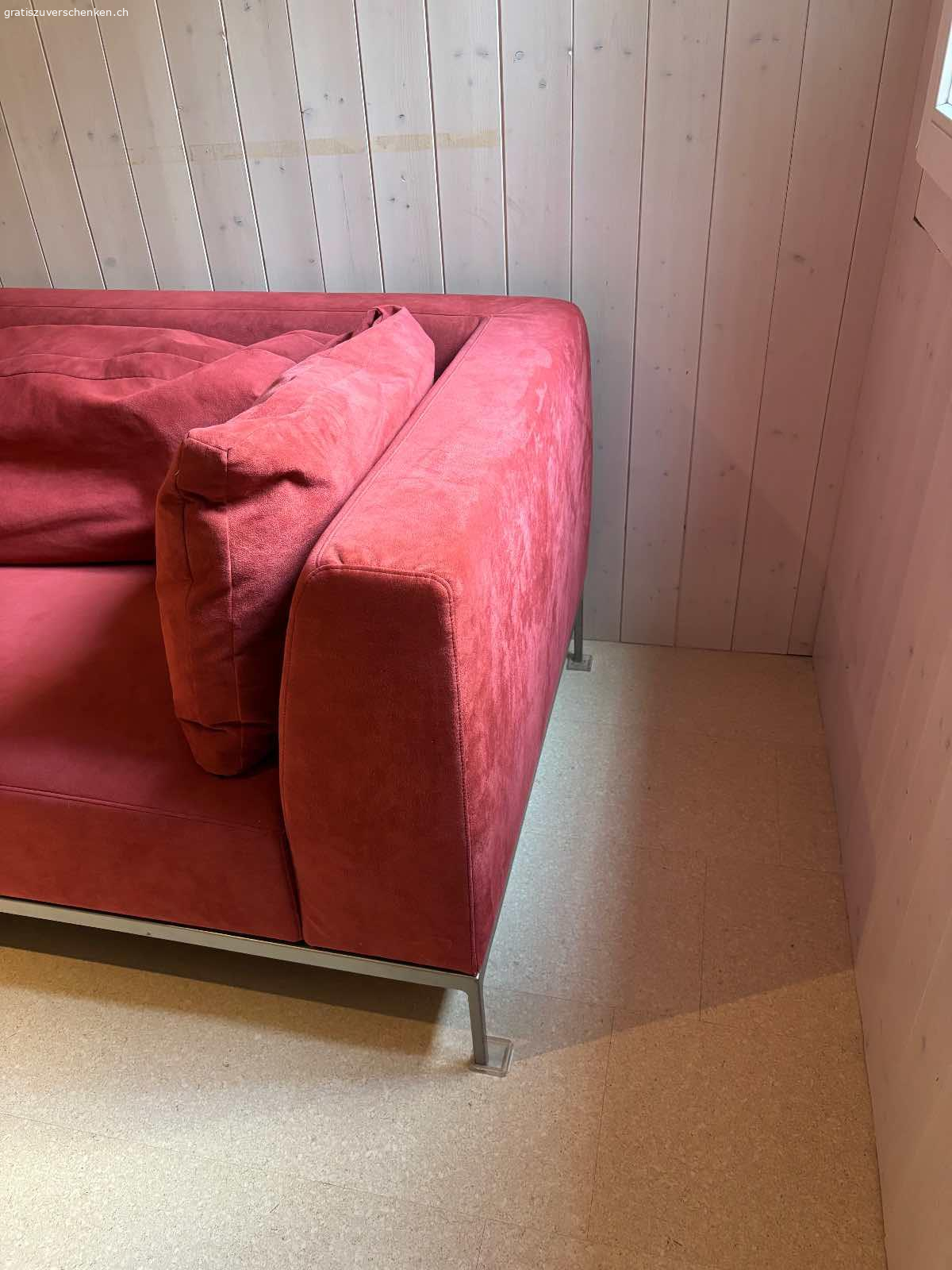 Sofa zu verschenken. Infolge Haushaltauflösung: 
Sofa zu verschenken; Alcantara
Länge 230cm, Beistelltisch (Mattglas) zusätzlich 30cm
Tiefe total 90cm
Höhe 74cm, Sitzhöhe 45cm

Muss abgeholt werden bis Ende April