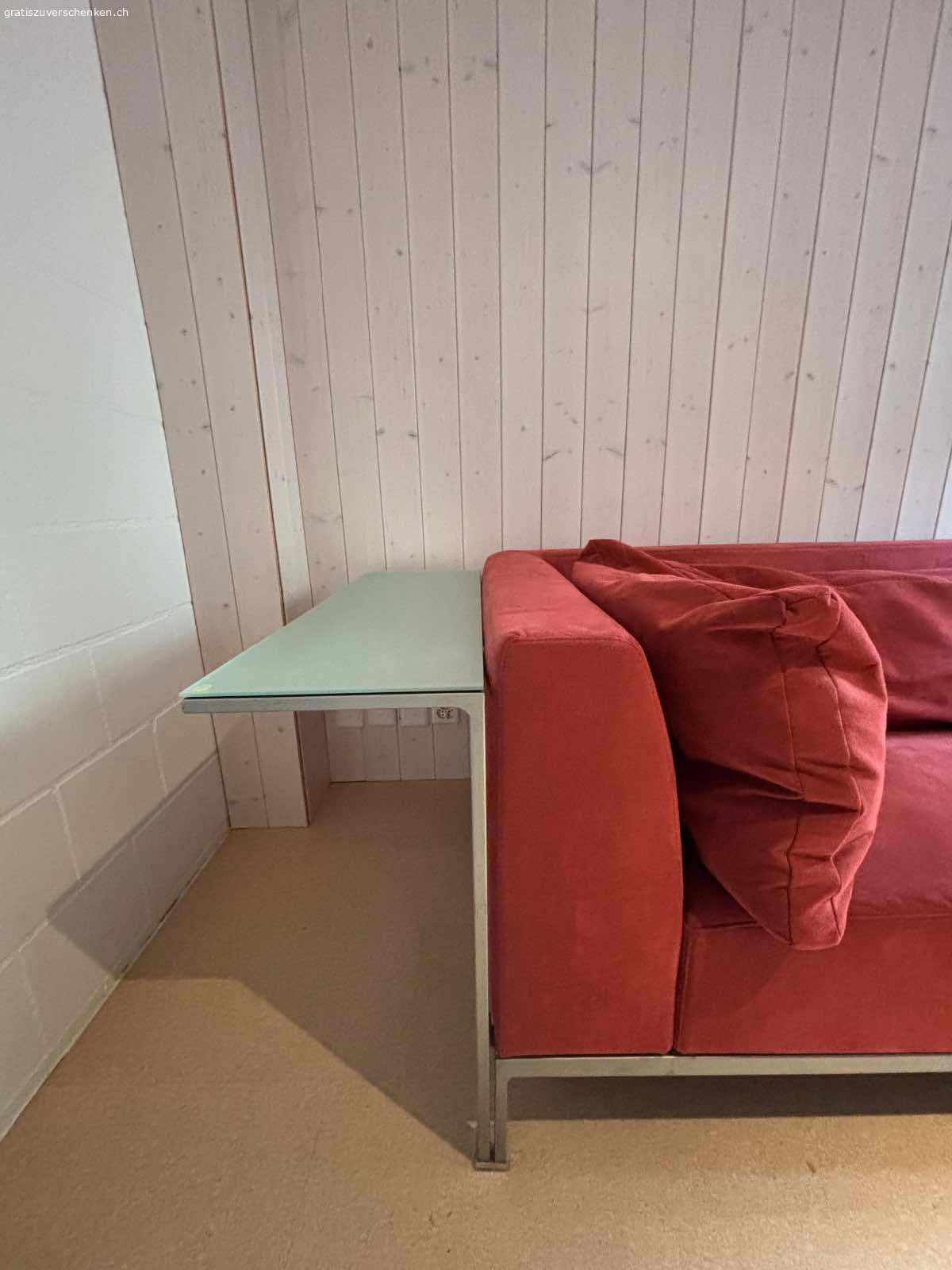 Sofa zu verschenken. Infolge Haushaltauflösung: 
Sofa zu verschenken; Alcantara
Länge 230cm, Beistelltisch (Mattglas) zusätzlich 30cm
Tiefe total 90cm
Höhe 74cm, Sitzhöhe 45cm

Muss abgeholt werden bis Ende April