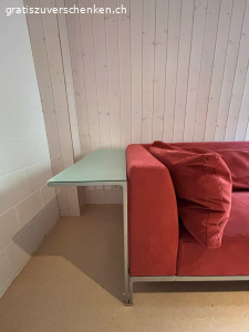Sofa zu verschenken. Infolge Haushaltauflösung: 
Sofa zu verschenken; Alcantara
Länge 230cm, Beistelltisch (Mattglas) zusätzlich 30cm
Tiefe total 90cm
Höhe 74cm, Sitzhöhe 45cm

Muss abgeholt werden bis Ende April