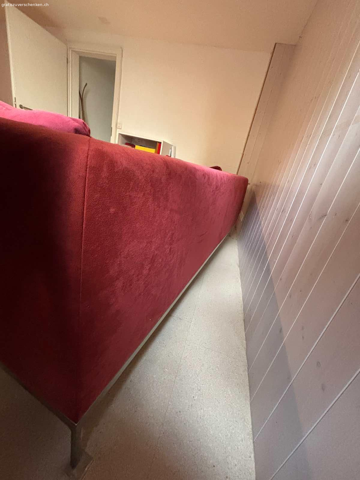 Sofa zu verschenken. Infolge Haushaltauflösung: 
Sofa zu verschenken; Alcantara
Länge 230cm, Beistelltisch (Mattglas) zusätzlich 30cm
Tiefe total 90cm
Höhe 74cm, Sitzhöhe 45cm

Muss abgeholt werden bis Ende April