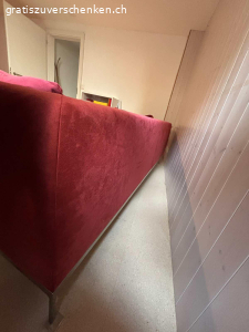 Sofa zu verschenken. Infolge Haushaltauflösung: 
Sofa zu verschenken; Alcantara
Länge 230cm, Beistelltisch (Mattglas) zusätzlich 30cm
Tiefe total 90cm
Höhe 74cm, Sitzhöhe 45cm

Muss abgeholt werden bis Ende April