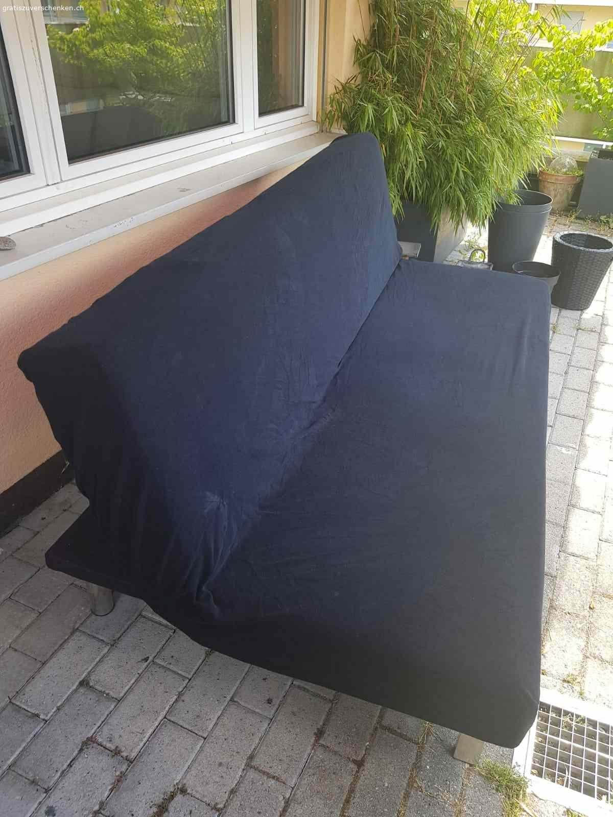 Sofa. Liegesofa, die Flächen sind schon porös durch die Witterung, aber es erfüllt noch seinen Zweck und kann zu einem Bett umfunktioniert werden. Verwendung z.B. als Hundesofa oder sonst wo, wo es zweckmässig dient. Fotos einmal mit dazugehörigen Spannleintuch und einmal ohne. Diverse Gebrauchspuren, wie man auf den Fotos erkennen kann.

Das Sofa haben wir 2020 bei Conforama für 298.- gekauft.

Masse:

L = 188 cm
B = 115 cm
H: = 33 cm