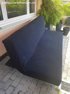 Sofa. Liegesofa, die Flächen sind schon porös durch die Witterung, aber es erfüllt noch seinen Zweck und kann zu einem Bett umfunktioniert werden. Verwendung z.B. als Hundesofa oder sonst wo, wo es zweckmässig dient. Fotos einmal mit dazugehörigen Spannleintuch und einmal ohne. Diverse Gebrauchspuren, wie man auf den Fotos erkennen kann.

Das Sofa haben wir 2020 bei Conforama für 298.- gekauft.

Masse:

L = 188 cm
B = 115 cm
H: = 33 cm