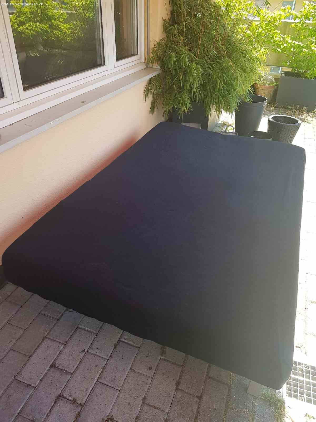 Sofa. Liegesofa, die Flächen sind schon porös durch die Witterung, aber es erfüllt noch seinen Zweck und kann zu einem Bett umfunktioniert werden. Verwendung z.B. als Hundesofa oder sonst wo, wo es zweckmässig dient. Fotos einmal mit dazugehörigen Spannleintuch und einmal ohne. Diverse Gebrauchspuren, wie man auf den Fotos erkennen kann.

Das Sofa haben wir 2020 bei Conforama für 298.- gekauft.

Masse:

L = 188 cm
B = 115 cm
H: = 33 cm