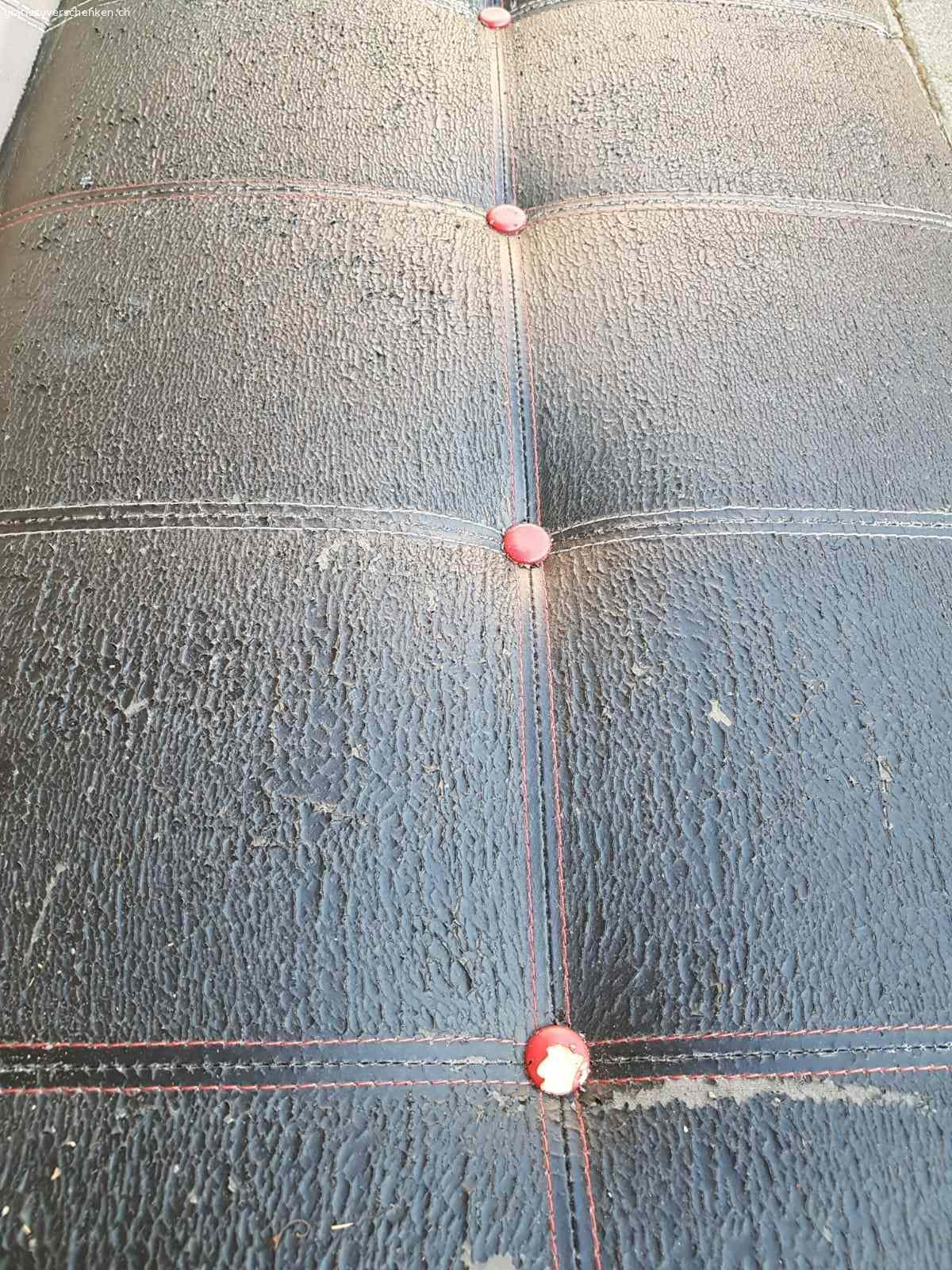 Sofa. Liegesofa, die Flächen sind schon porös durch die Witterung, aber es erfüllt noch seinen Zweck und kann zu einem Bett umfunktioniert werden. Verwendung z.B. als Hundesofa oder sonst wo, wo es zweckmässig dient. Fotos einmal mit dazugehörigen Spannleintuch und einmal ohne. Diverse Gebrauchspuren, wie man auf den Fotos erkennen kann.

Das Sofa haben wir 2020 bei Conforama für 298.- gekauft.

Masse:

L = 188 cm
B = 115 cm
H: = 33 cm