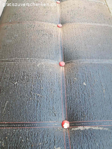 Sofa. Liegesofa, die Flächen sind schon porös durch die Witterung, aber es erfüllt noch seinen Zweck und kann zu einem Bett umfunktioniert werden. Verwendung z.B. als Hundesofa oder sonst wo, wo es zweckmässig dient. Fotos einmal mit dazugehörigen Spannleintuch und einmal ohne. Diverse Gebrauchspuren, wie man auf den Fotos erkennen kann.

Das Sofa haben wir 2020 bei Conforama für 298.- gekauft.

Masse:

L = 188 cm
B = 115 cm
H: = 33 cm