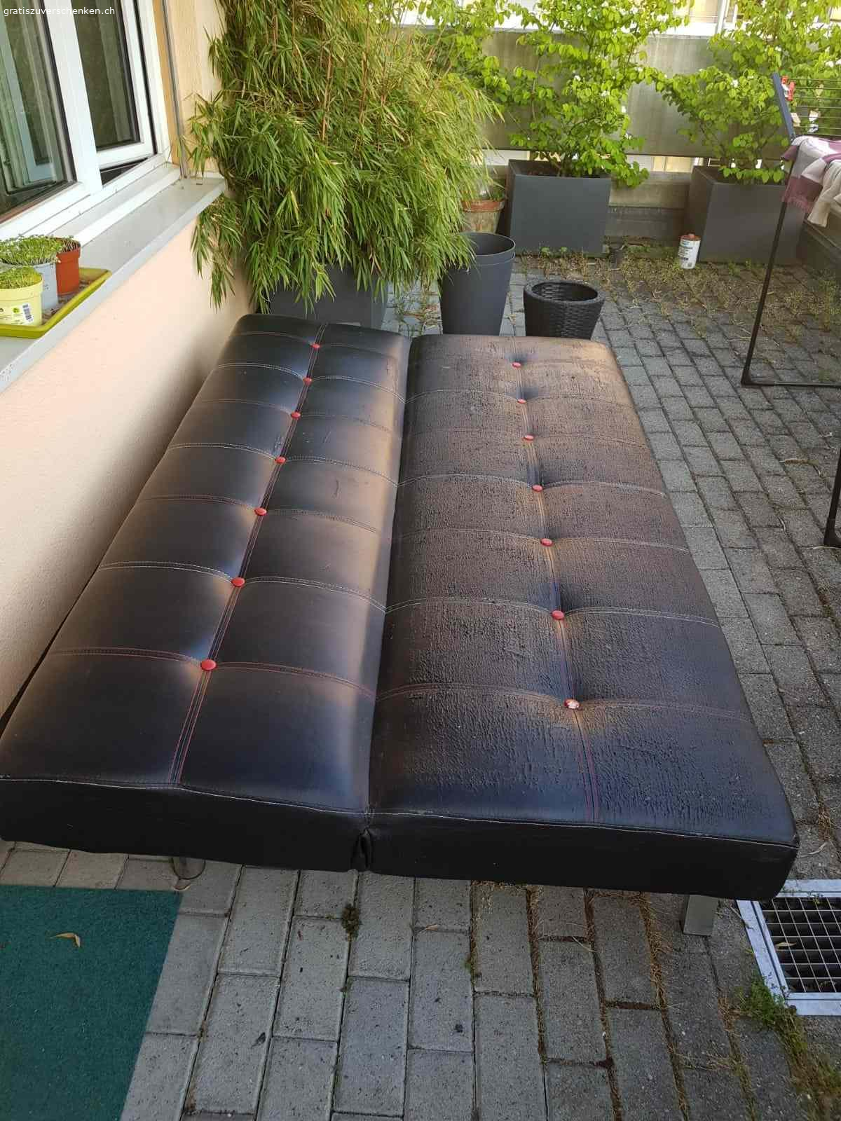 Sofa. Liegesofa, die Flächen sind schon porös durch die Witterung, aber es erfüllt noch seinen Zweck und kann zu einem Bett umfunktioniert werden. Verwendung z.B. als Hundesofa oder sonst wo, wo es zweckmässig dient. Fotos einmal mit dazugehörigen Spannleintuch und einmal ohne. Diverse Gebrauchspuren, wie man auf den Fotos erkennen kann.

Das Sofa haben wir 2020 bei Conforama für 298.- gekauft.

Masse:

L = 188 cm
B = 115 cm
H: = 33 cm