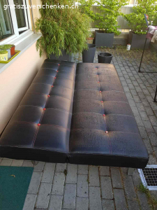 Sofa. Liegesofa, die Flächen sind schon porös durch die Witterung, aber es erfüllt noch seinen Zweck und kann zu einem Bett umfunktioniert werden. Verwendung z.B. als Hundesofa oder sonst wo, wo es zweckmässig dient. Fotos einmal mit dazugehörigen Spannleintuch und einmal ohne. Diverse Gebrauchspuren, wie man auf den Fotos erkennen kann.

Das Sofa haben wir 2020 bei Conforama für 298.- gekauft.

Masse:

L = 188 cm
B = 115 cm
H: = 33 cm