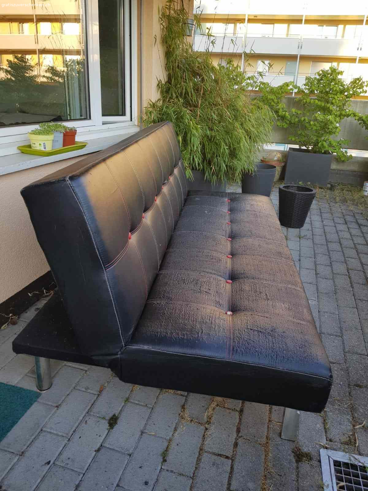 Sofa. Liegesofa, die Flächen sind schon porös durch die Witterung, aber es erfüllt noch seinen Zweck und kann zu einem Bett umfunktioniert werden. Verwendung z.B. als Hundesofa oder sonst wo, wo es zweckmässig dient. Fotos einmal mit dazugehörigen Spannleintuch und einmal ohne. Diverse Gebrauchspuren, wie man auf den Fotos erkennen kann.

Das Sofa haben wir 2020 bei Conforama für 298.- gekauft.

Masse:

L = 188 cm
B = 115 cm
H: = 33 cm