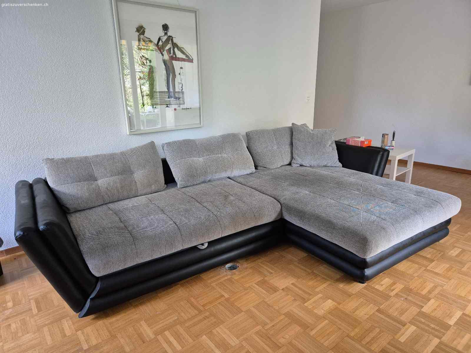 Sofa. Das sofa ist schmutzig, lässt sich aber sehr gut reinigen. Das Sofa ist ansonsten in Ordnung und kann ausgezogen werden