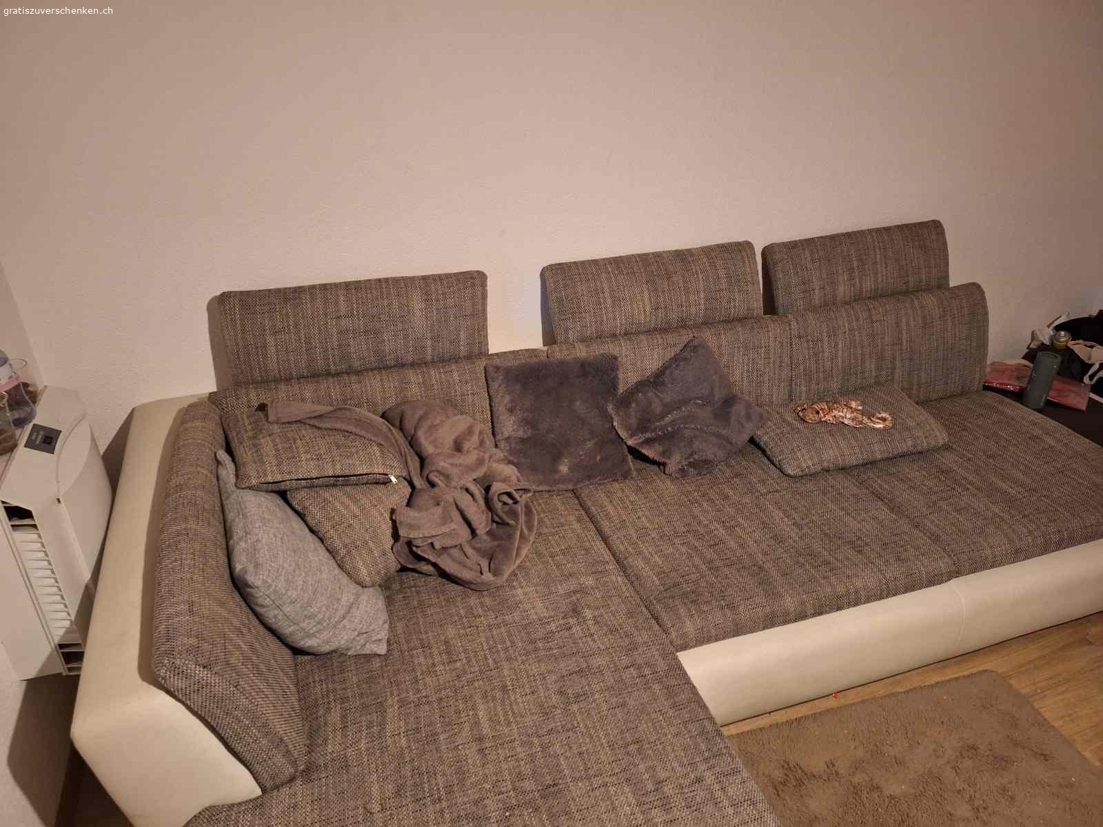 Sofa. Gratis Sofa 
Es nimmt zu viel Platz im Raum ein.