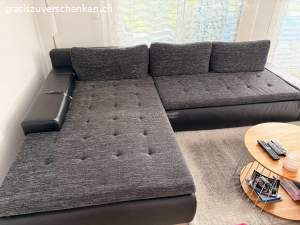 Sofa. Sofa Stoff/Kunstleder zum verschenken
Sofa noch einwandfrei, nur das Kunstleder löst sich und blättert ab, siehe Fotos

Länge: 3m
Breite: 1m
Höhe: 39cm

Schenkellänge: 2.10m
Breite: 1.18m

Kann auch in Liegefunktion geöffnet werden

Abholung nach Vereinbarung