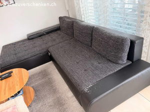 Sofa. Sofa Stoff/Kunstleder zum verschenken
Sofa noch einwandfrei, nur das Kunstleder löst sich und blättert ab, siehe Fotos

Länge: 3m
Breite: 1m
Höhe: 39cm

Schenkellänge: 2.10m
Breite: 1.18m

Kann auch in Liegefunktion geöffnet werden

Abholung nach Vereinbarung