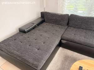 Sofa. Sofa Stoff/Kunstleder zum verschenken
Sofa noch einwandfrei, nur das Kunstleder löst sich und blättert ab, siehe Fotos

Länge: 3m
Breite: 1m
Höhe: 39cm

Schenkellänge: 2.10m
Breite: 1.18m

Kann auch in Liegefunktion geöffnet werden

Abholung nach Vereinbarung