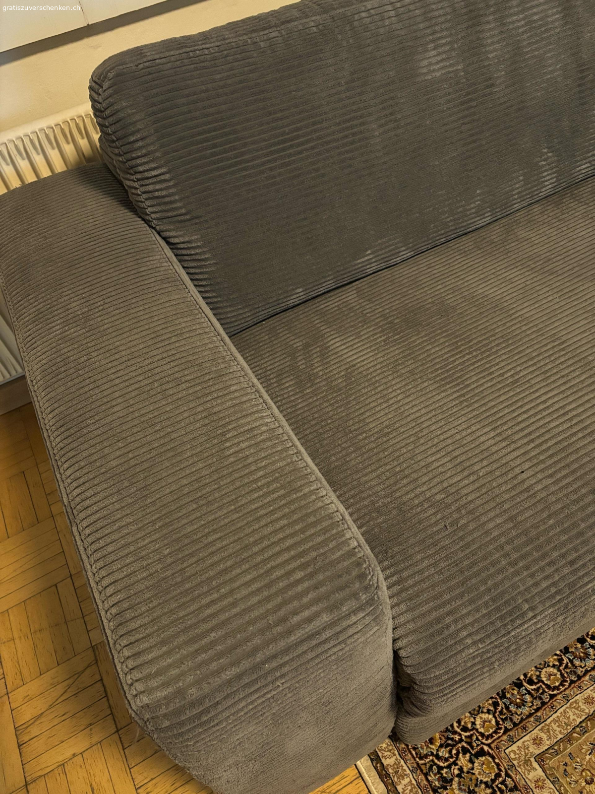 Sofa. Gut erhaltenes Sofa 
2 jährig 
Mit elektrischer Liegefunktion 
Masse 
Länge 190cm  
Breite Liegeteil 130cm 
Gesamtbreite 270
Tiefe Sitzteil 105cm 
abzuholen in Wangen an der Aare