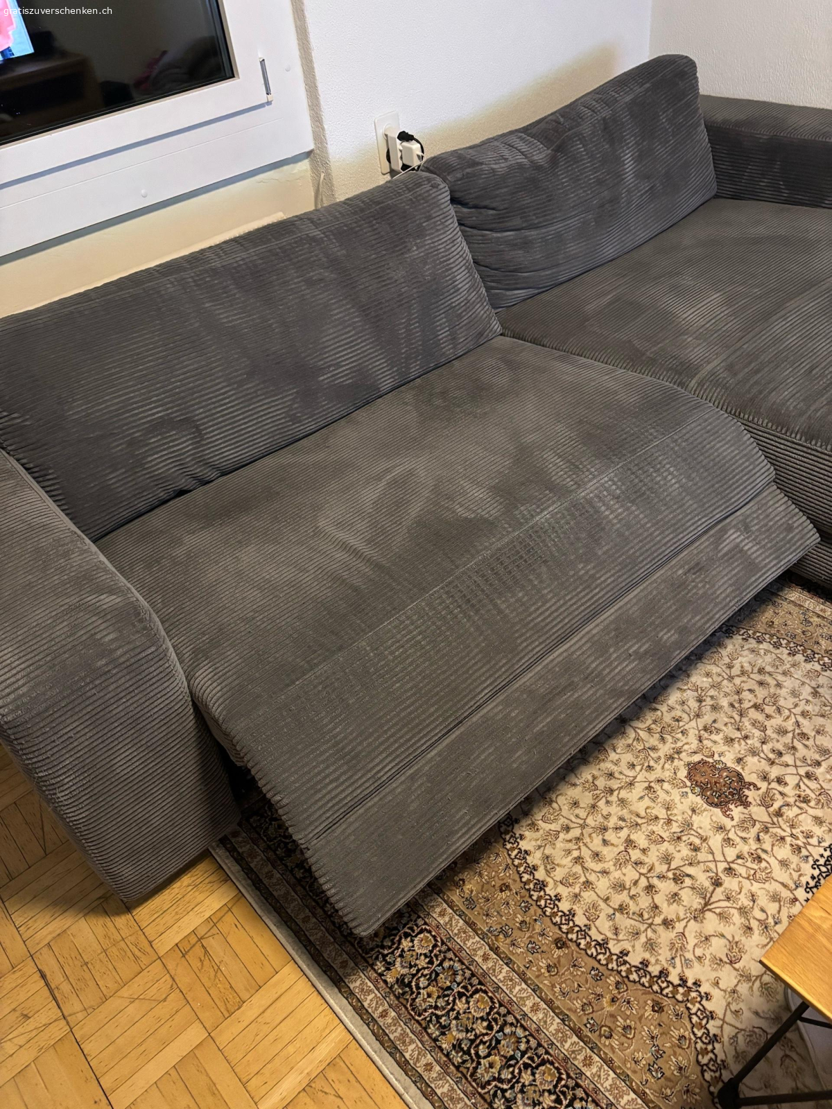 Sofa. Gut erhaltenes Sofa 
2 jährig 
Mit elektrischer Liegefunktion 
Masse 
Länge 190cm  
Breite Liegeteil 130cm 
Gesamtbreite 270
Tiefe Sitzteil 105cm 
abzuholen in Wangen an der Aare