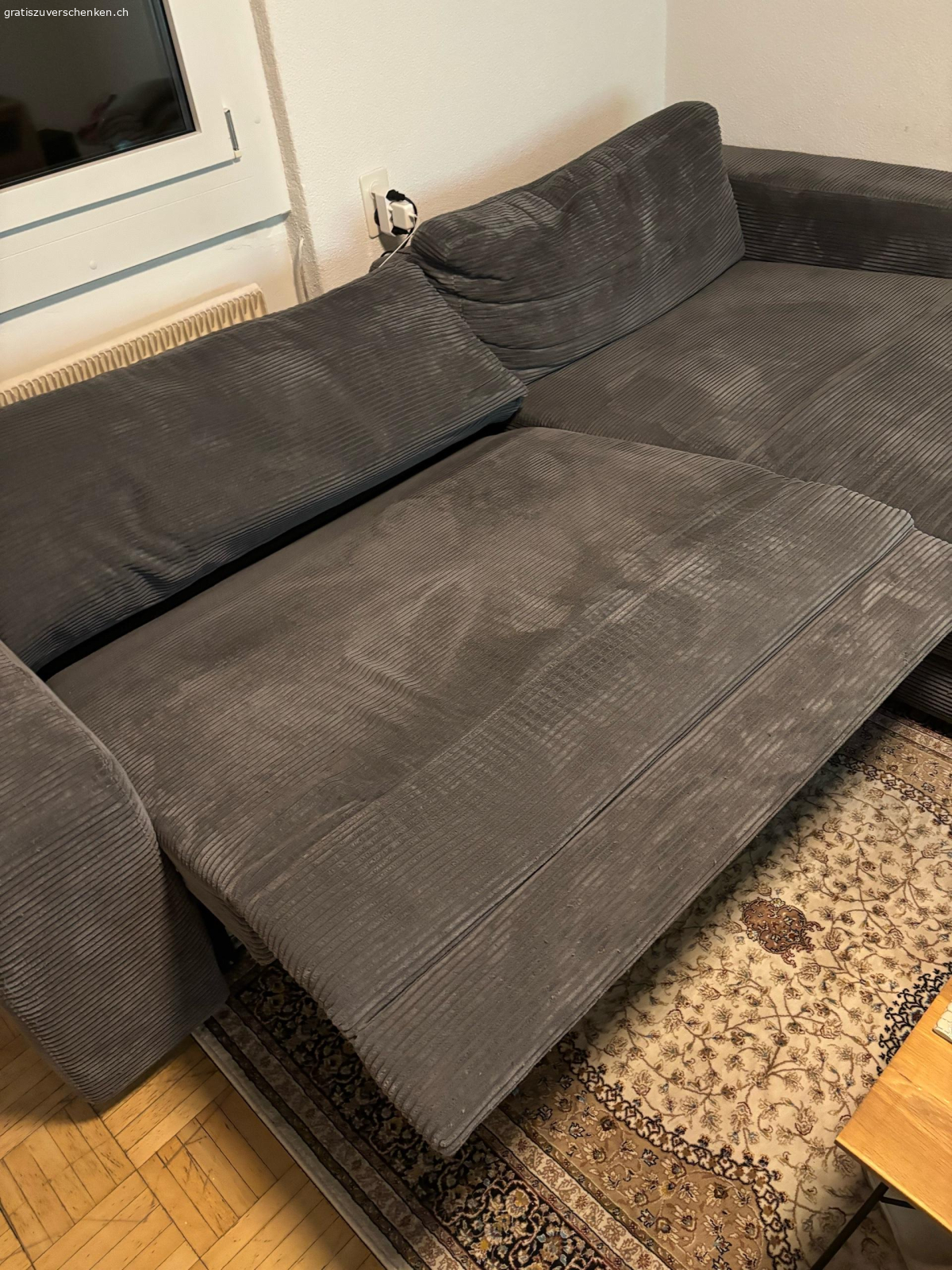 Sofa. Gut erhaltenes Sofa 
2 jährig 
Mit elektrischer Liegefunktion 
Masse 
Länge 190cm  
Breite Liegeteil 130cm 
Gesamtbreite 270
Tiefe Sitzteil 105cm 
abzuholen in Wangen an der Aare