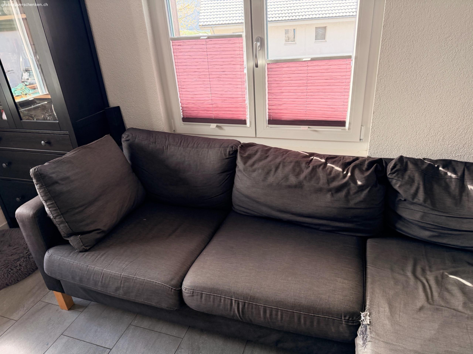 Sofa. Sofa gebraucht, sehr bequem, Anzüge separat abnehmbar und können in der Waschmaschine gereinigt werden
Siehe Beschädigung!
Abholung in Oberdiessbach.