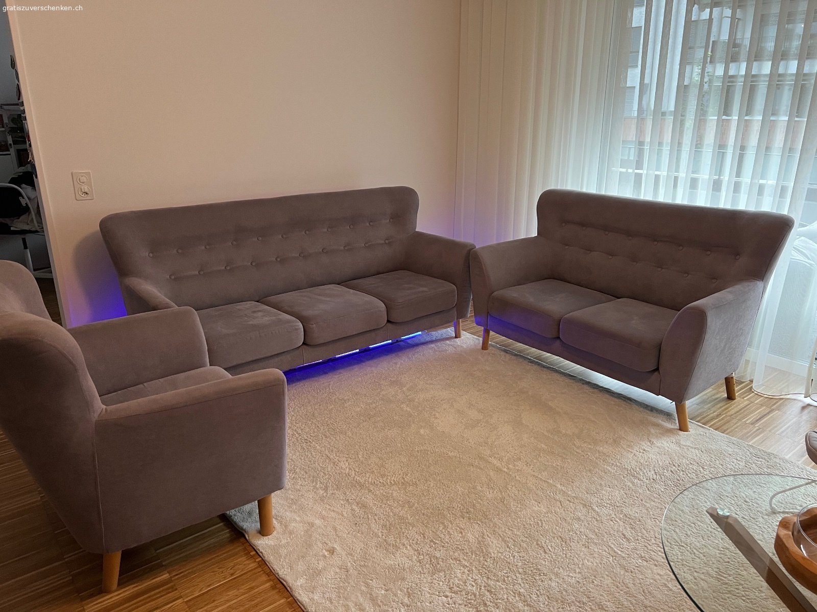 Sofagarnitur 3-2-1. Sofagarnitur 3-2-1 gratis abzugeben – nur Selbstabholung

Wir geben unsere komplette graue Sofagarnitur kostenlos ab. Sie besteht aus einem 3er-Sofa, einem 2er-Sofa und einem Sessel. Die Garnitur ist gebraucht, aber weiterhin gut nutzbar. Zustand und Gebrauchsspuren sind auf den Fotos ersichtlich.

Masse:

* 3er-Sofa: ca. 200 × 85 cm
* 2er-Sofa: ca. 150 × 85 cm
* Sessel: ca. 90 × 85 cm

Die Sofas haben einen grauen Stoffbezug, Holzfüsse und herausnehmbare Sitzkissen.

Preis: GRATIS
Nur Selbstabholung. Transport und Tragen müssen von der abholenden Person organisiert werden.

Bevorzugt wird die komplette Garnitur zusammen abgegeben.

Bei Interesse gerne Nachricht senden.