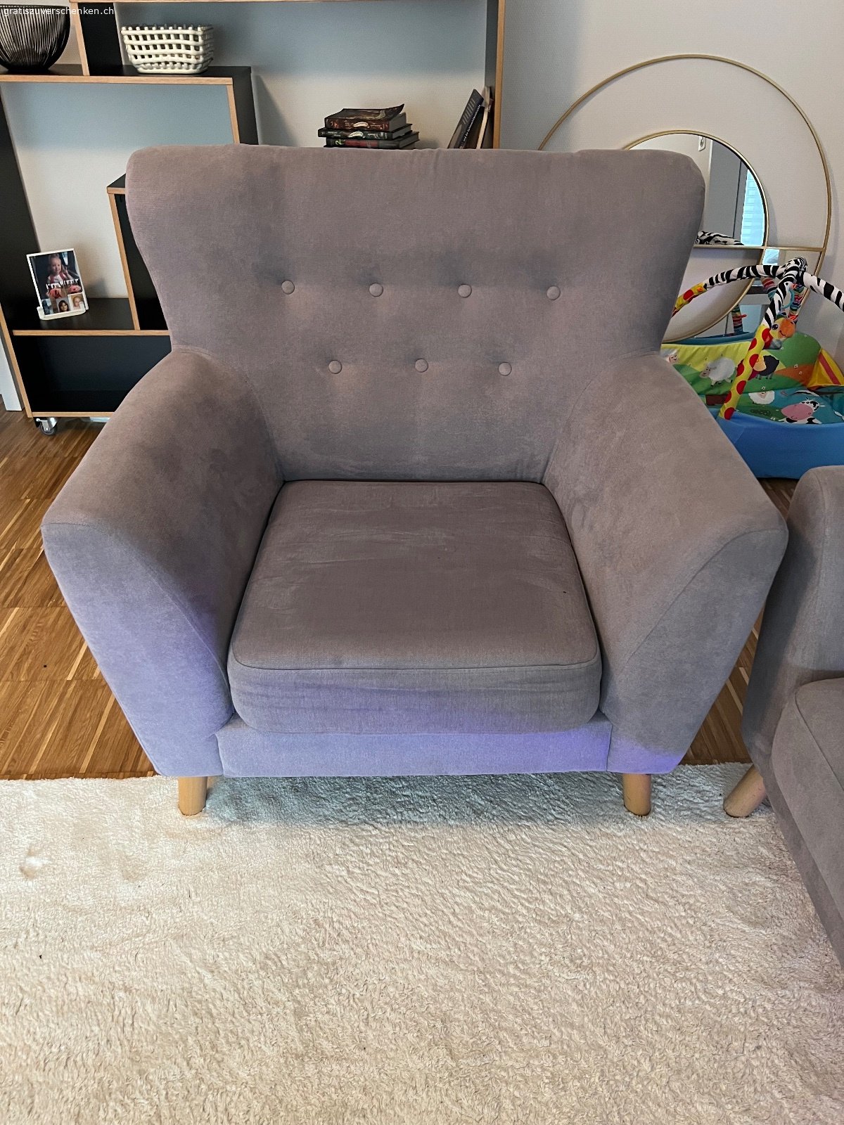 Sofagarnitur 3-2-1. Sofagarnitur 3-2-1 gratis abzugeben – nur Selbstabholung

Wir geben unsere komplette graue Sofagarnitur kostenlos ab. Sie besteht aus einem 3er-Sofa, einem 2er-Sofa und einem Sessel. Die Garnitur ist gebraucht, aber weiterhin gut nutzbar. Zustand und Gebrauchsspuren sind auf den Fotos ersichtlich.

Masse:

* 3er-Sofa: ca. 200 × 85 cm
* 2er-Sofa: ca. 150 × 85 cm
* Sessel: ca. 90 × 85 cm

Die Sofas haben einen grauen Stoffbezug, Holzfüsse und herausnehmbare Sitzkissen.

Preis: GRATIS
Nur Selbstabholung. Transport und Tragen müssen von der abholenden Person organisiert werden.

Bevorzugt wird die komplette Garnitur zusammen abgegeben.

Bei Interesse gerne Nachricht senden.