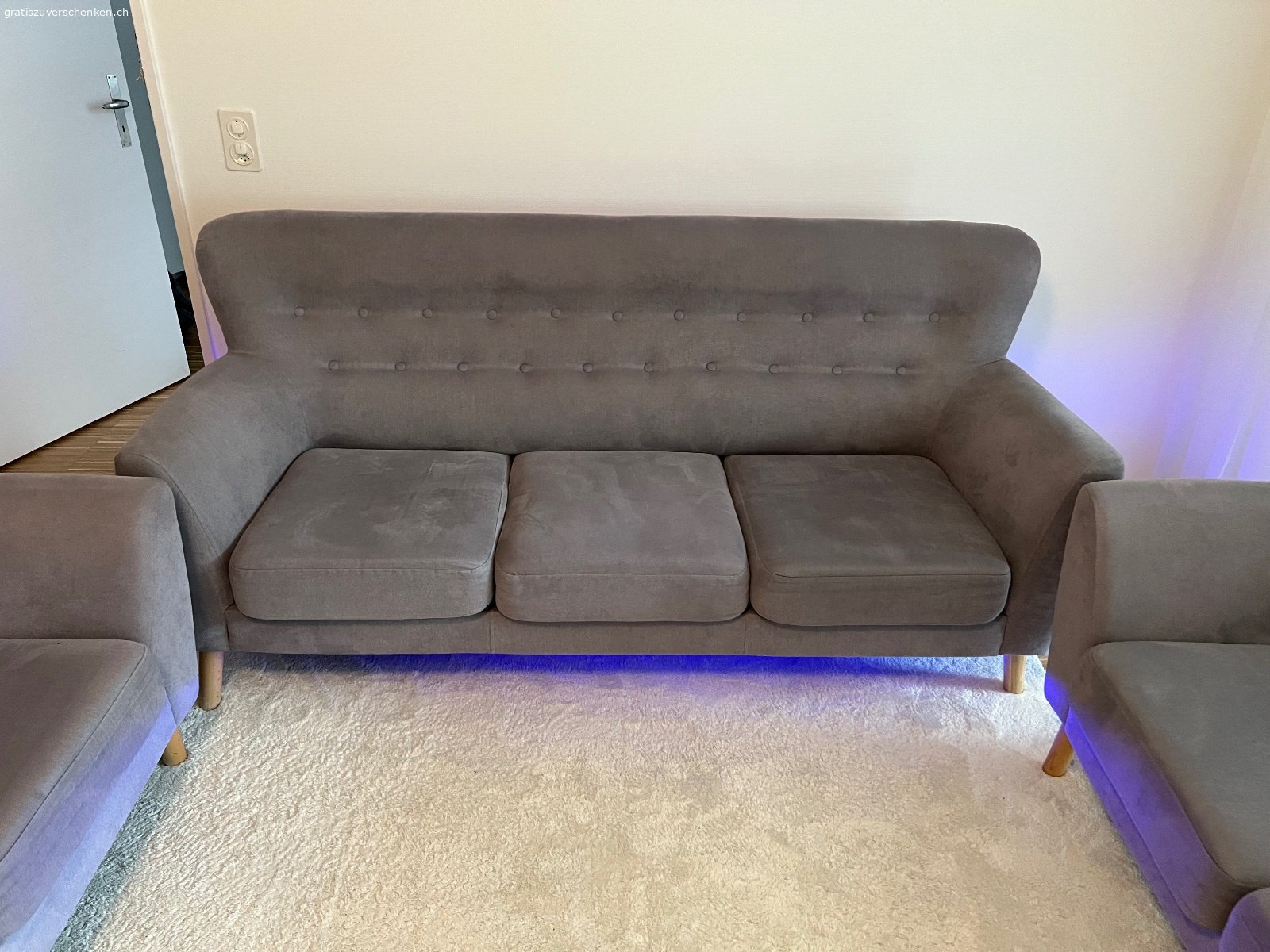 Sofagarnitur 3-2-1. Sofagarnitur 3-2-1 gratis abzugeben – nur Selbstabholung

Wir geben unsere komplette graue Sofagarnitur kostenlos ab. Sie besteht aus einem 3er-Sofa, einem 2er-Sofa und einem Sessel. Die Garnitur ist gebraucht, aber weiterhin gut nutzbar. Zustand und Gebrauchsspuren sind auf den Fotos ersichtlich.

Masse:

* 3er-Sofa: ca. 200 × 85 cm
* 2er-Sofa: ca. 150 × 85 cm
* Sessel: ca. 90 × 85 cm

Die Sofas haben einen grauen Stoffbezug, Holzfüsse und herausnehmbare Sitzkissen.

Preis: GRATIS
Nur Selbstabholung. Transport und Tragen müssen von der abholenden Person organisiert werden.

Bevorzugt wird die komplette Garnitur zusammen abgegeben.

Bei Interesse gerne Nachricht senden.