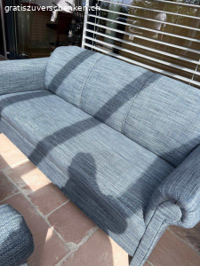 Sofas. 3 Sofa und Esstisch