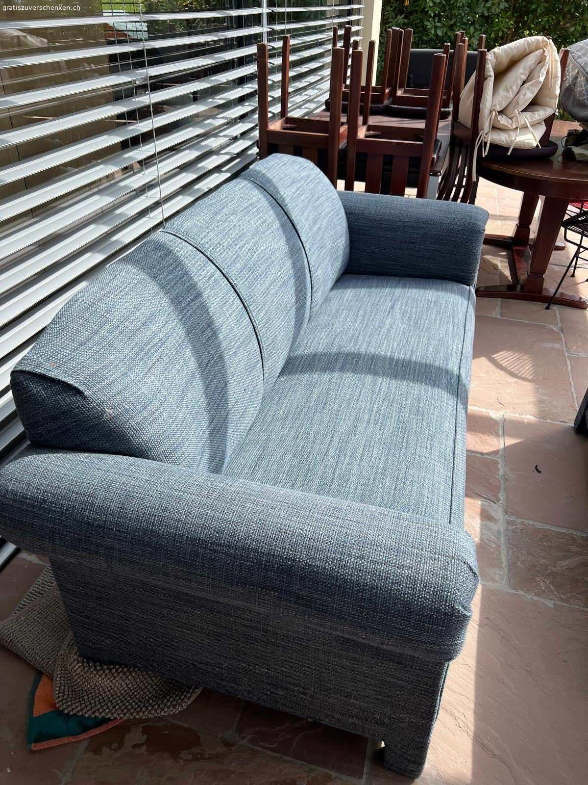 Sofas. 3 Sofa und Esstisch