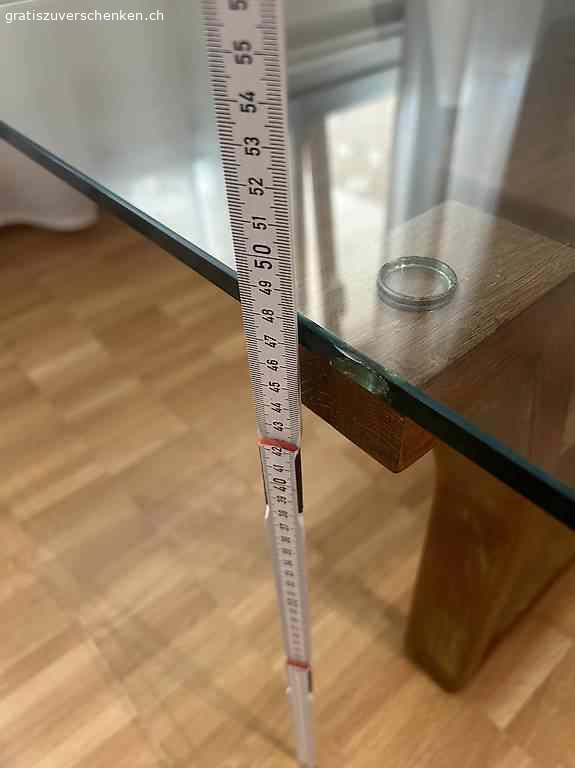 sofatisch. Sofatisch aus holz un glass.