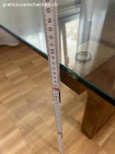 sofatisch. Sofatisch aus holz un glass.