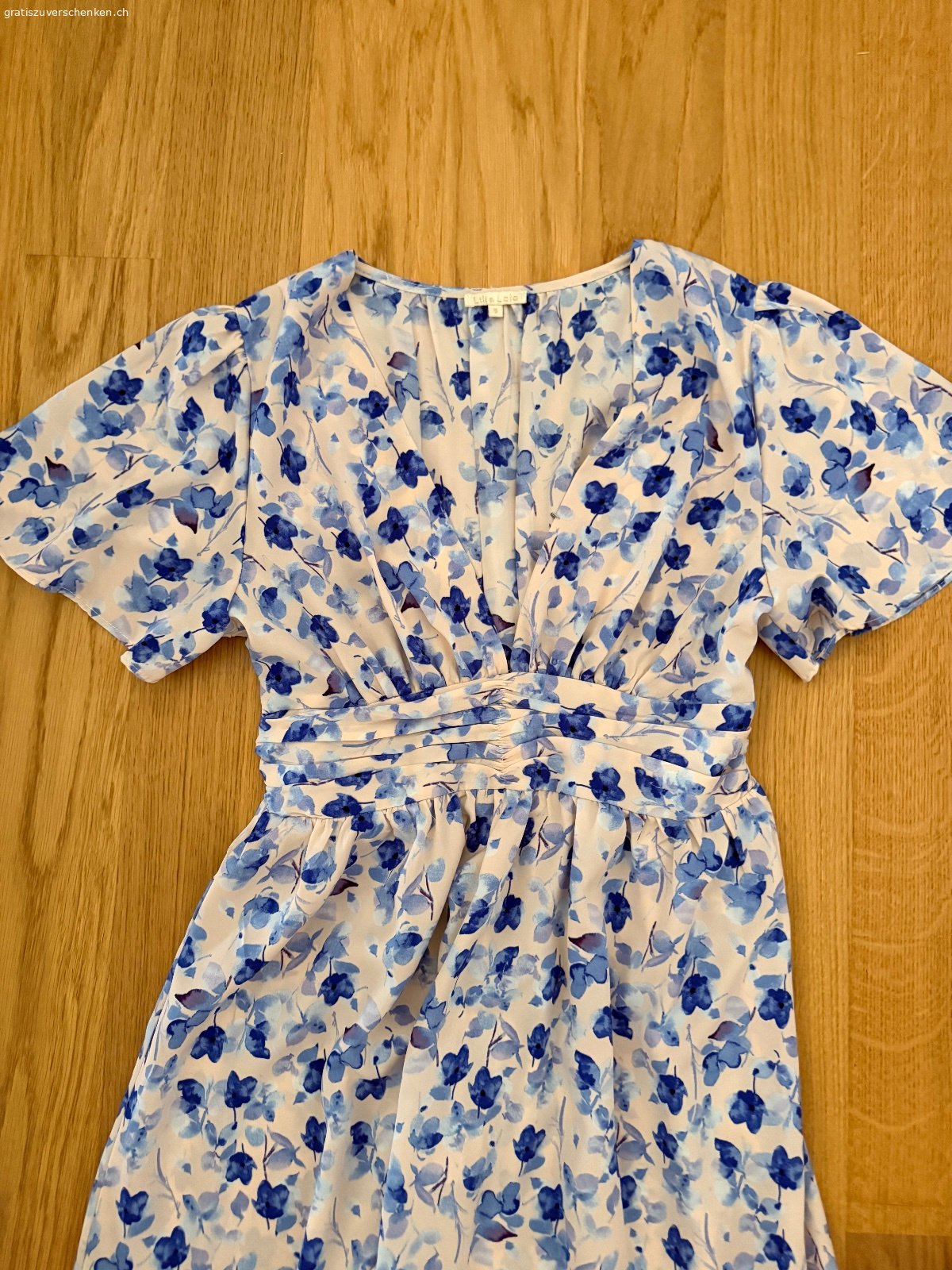 Sommerkleid von Anouk. Elegantes Sommerkleid mit V-Ausschnitt, passt für Damen mit Grösse M und +/- 165 cm optimal 

Es wurde nur 1x getragen und ist gewaschen