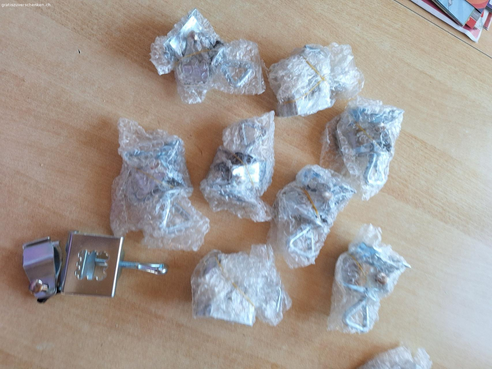 Sonnenschirm - Halterung NEU. Sonnenschrm - Halterung für Gartentische, Geländer NEU 9 Stück.
bitte per whats app