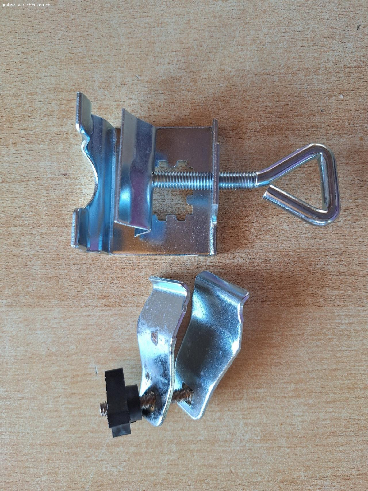 Sonnenschirm - Halterung NEU. Sonnenschrm - Halterung für Gartentische, Geländer NEU 9 Stück.
bitte per whats app