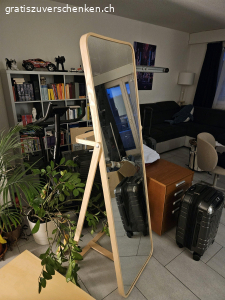 Spiegel mit hellem Holzrahmen