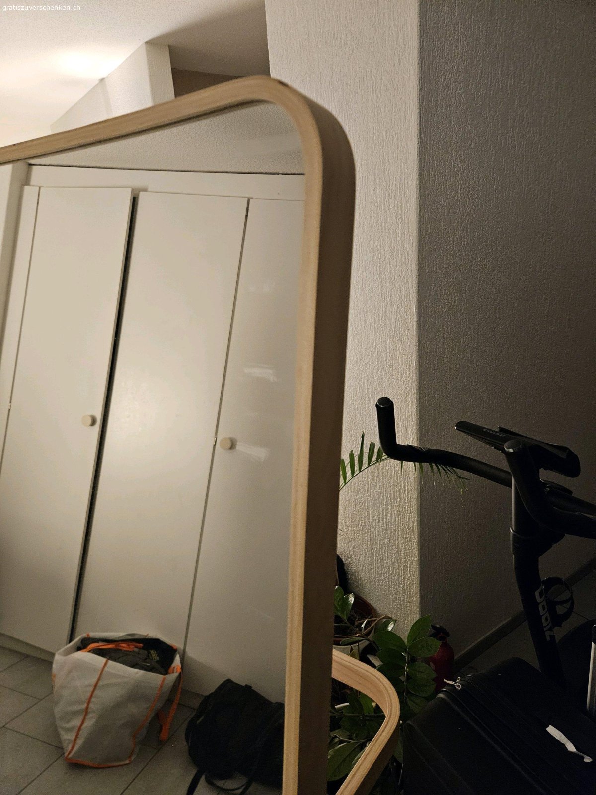 Spiegel mit hellem Holzrahmen. Neuwertiger Spiegel