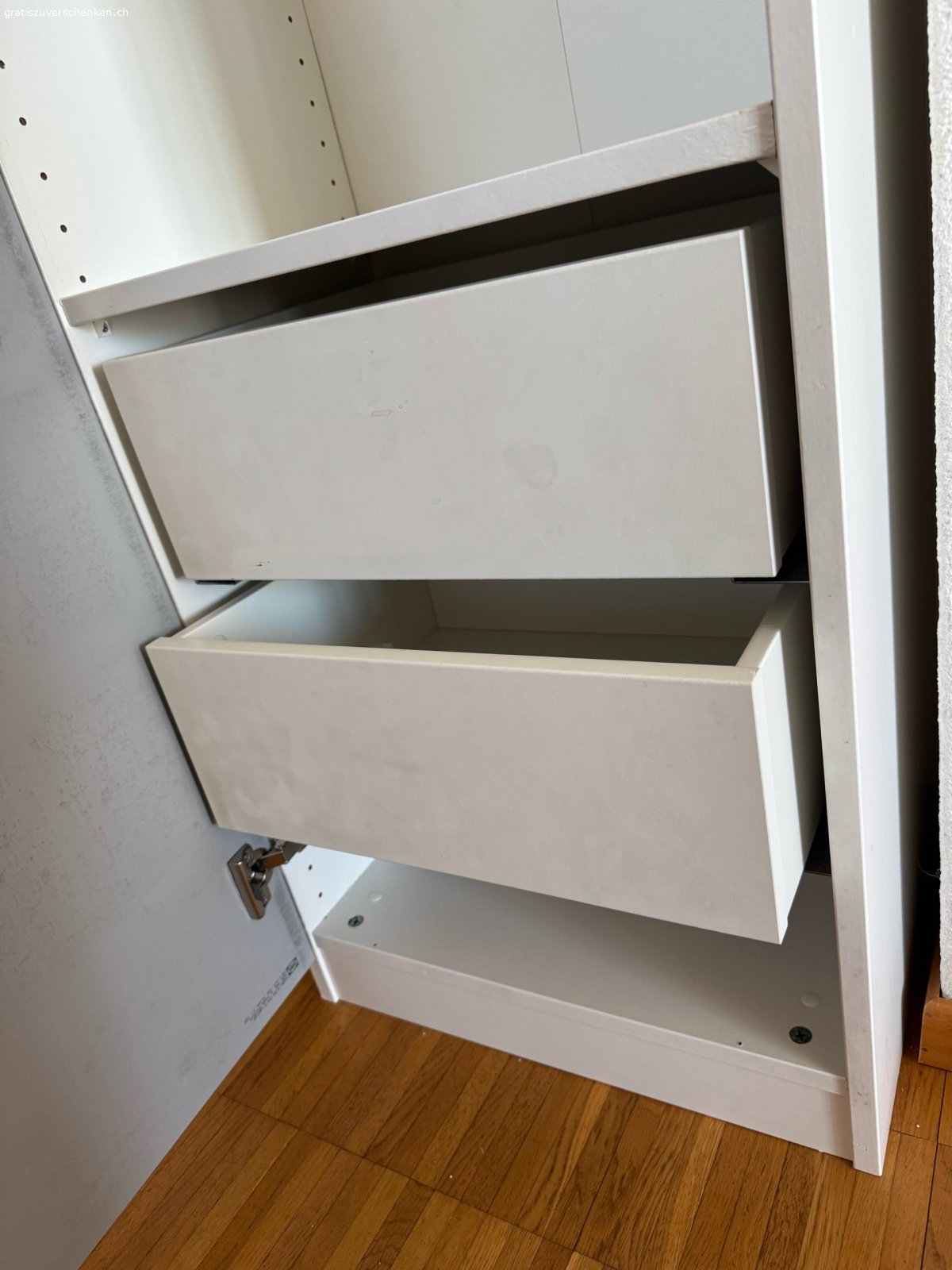 Spiegelschrank/Garderobe. Spiegelschrank/Garderobe in gutem Zustand zu verschenken. 

B 50, H 200, T 38

Muss in Pfäffikon ZH abgeholt werden.