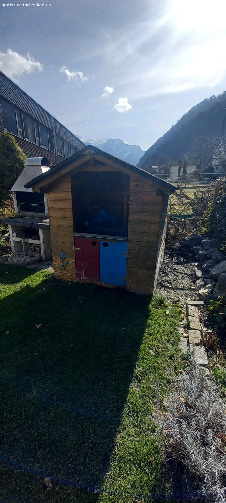Spielhaus für Kinder. Gratis
abzuholen in Untervaz
muss selber abgebaut werden.
Wegen nicht mehr gebrauch zu verschenken.