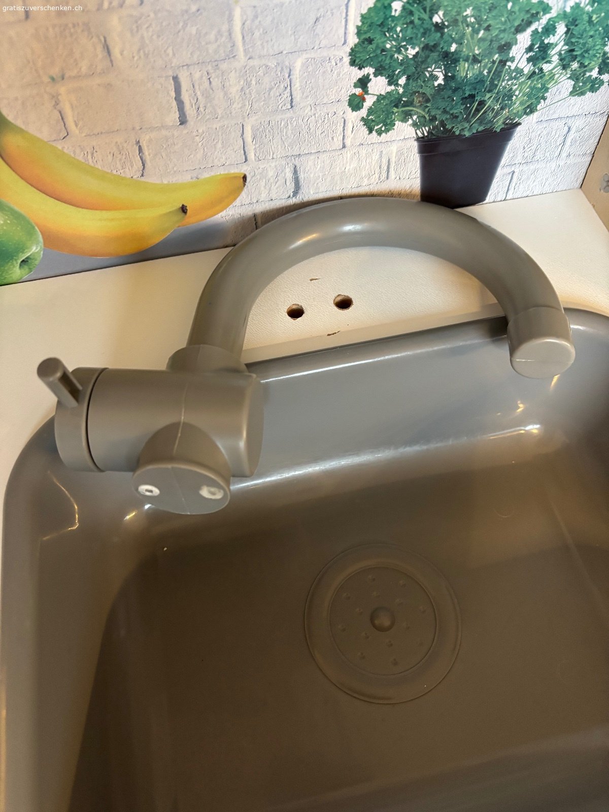 Spielküche. Spielküche von Playtive
-mit wenig Zubehör
-die Schrauben vom Wasserhahn sind abgebrochen
-oberste Abdeckung ist leicht beschädigt (siehe Bild)