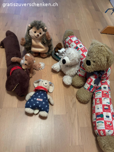 Spieltiere zum verschenken. verschiedene Spieltiere zu verschenken:
2. Bild: mit Aufziehfunktion
3. Bild: „Finger“tiere
4. Bild: Zugluftbär