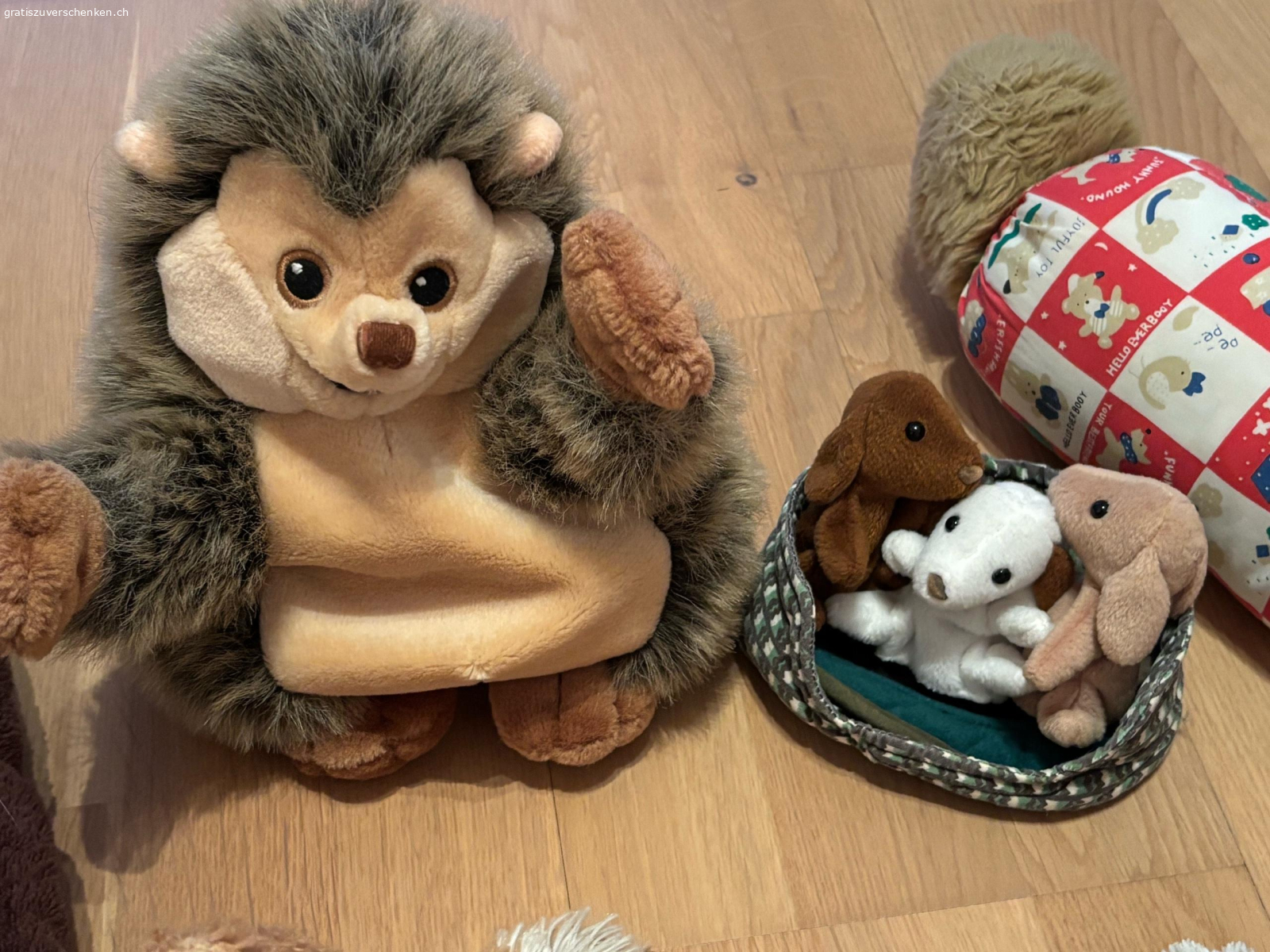 Spieltiere zum verschenken. verschiedene Spieltiere zu verschenken:
2. Bild: mit Aufziehfunktion
3. Bild: „Finger“tiere
4. Bild: Zugluftbär