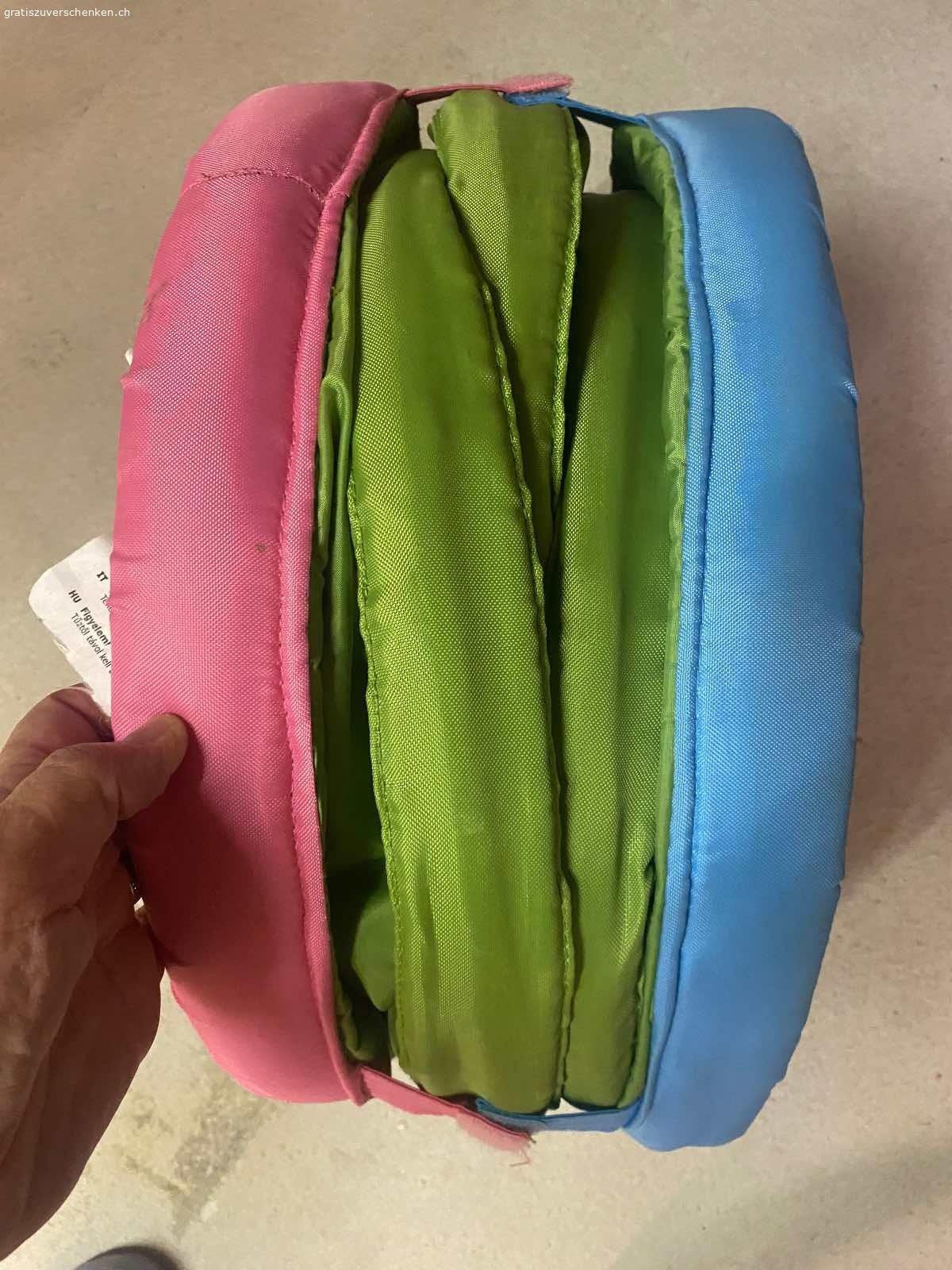 Spieltunnel. Spieltunnel „zusammenfaltbar“. 
Hat jemand Interesse? 

Könnte man auch für Hunde brauchen.