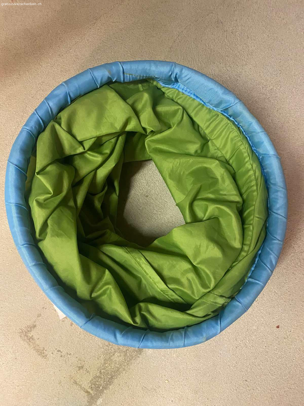 Spieltunnel. Spieltunnel „zusammenfaltbar“. 
Hat jemand Interesse? 

Könnte man auch für Hunde brauchen.