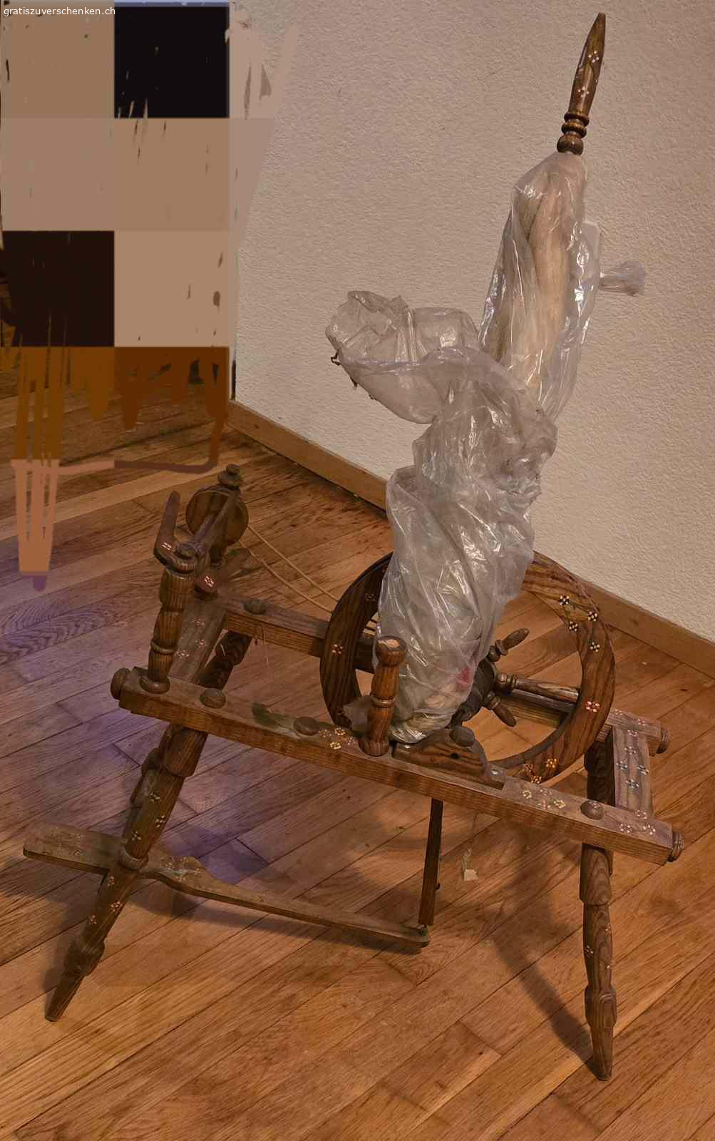 Spinnrad zu verschenken. Antikes Spinnrad zu verschenken. Leider ist die Spindel abgebrochen. Kann sicher aber von einem/einer Bastler/in problemlos geflickt werden.