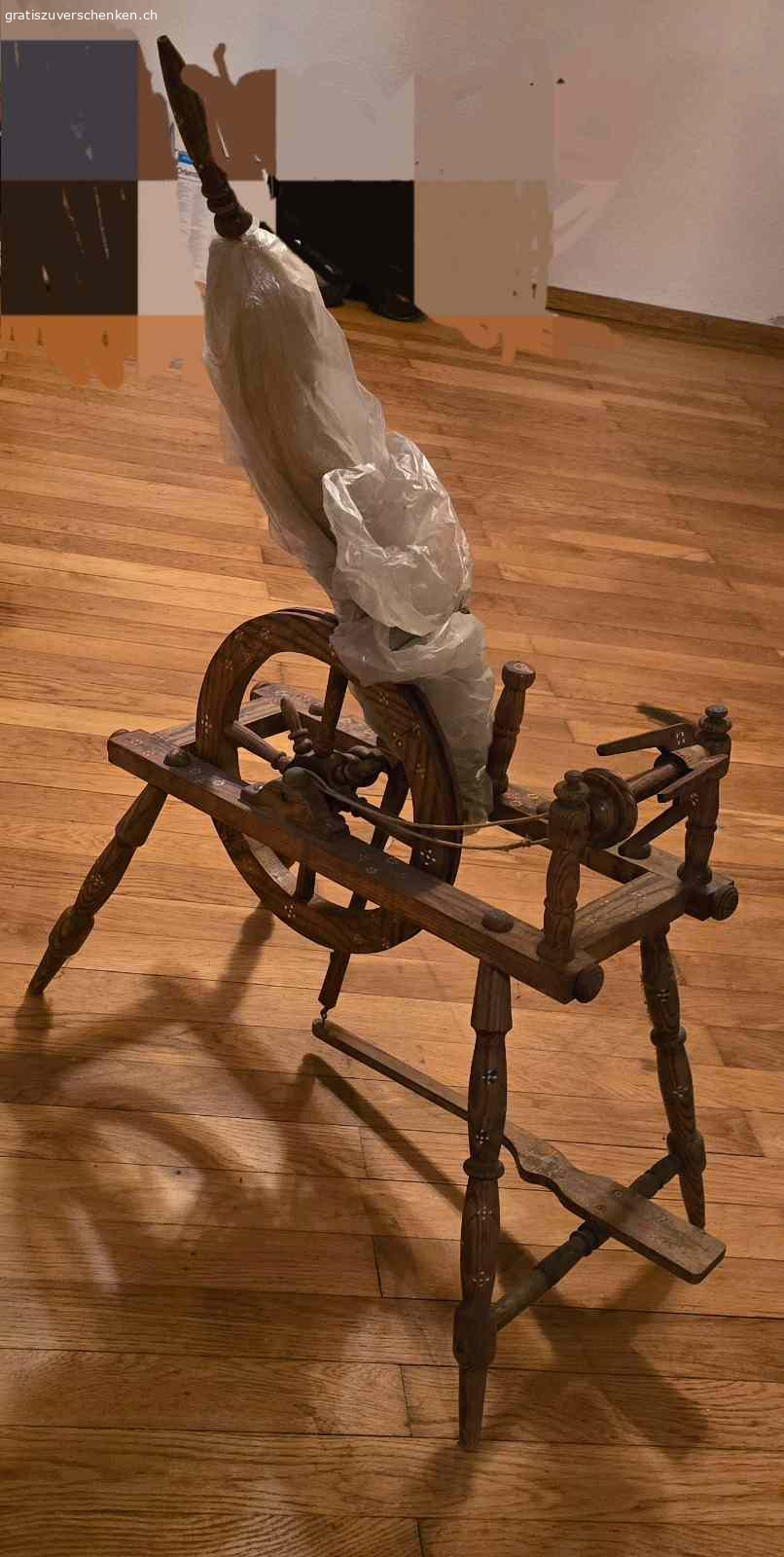 Spinnrad zu verschenken. Antikes Spinnrad zu verschenken. Leider ist die Spindel abgebrochen. Kann sicher aber von einem/einer Bastler/in problemlos geflickt werden.