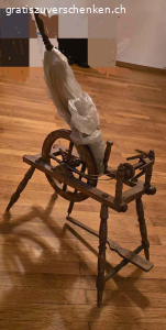 Spinnrad zu verschenken. Antikes Spinnrad zu verschenken. Leider ist die Spindel abgebrochen. Kann sicher aber von einem/einer Bastler/in problemlos geflickt werden.