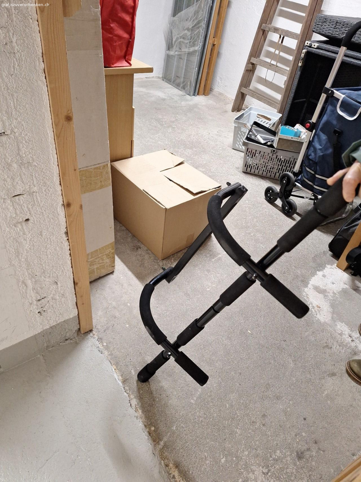 sport gerät. Klimmzüge-Türstange