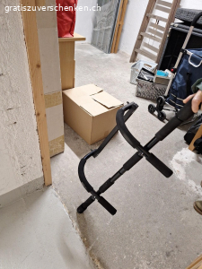 sport gerät. Klimmzüge-Türstange